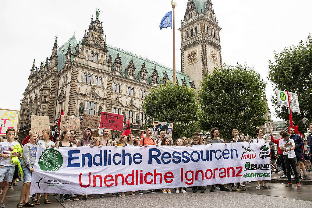2019年「地球超載日」， 綠色和平等環保團體於德國漢堡發起以「資源有限，糊塗無限」為題的遊行，呼籲大眾改變生活模式，拯救地球。 © Niklas Grapatin / Greenpeace