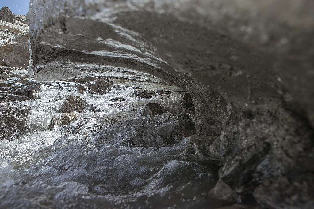 中國新疆天山一號冰川，已萎縮了接近四分一面積，並正以每年10,600平方米的速度消融。 © Tie Gai / Greenpeace