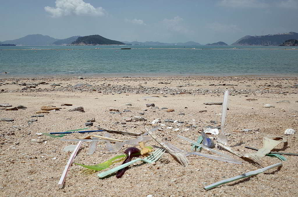  即棄塑膠餐具除了加重堆填區負擔，一旦流入海洋，將會分裂成微塑膠污染食物鏈。 © Greenpeace