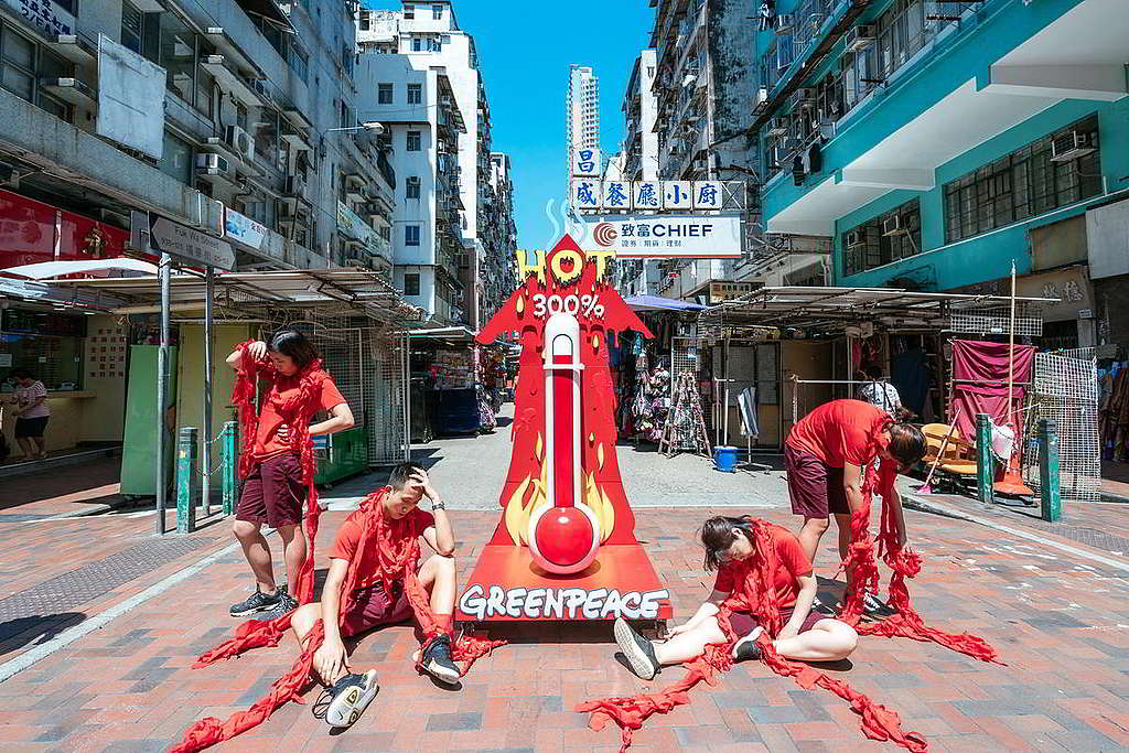 綠色和平香港辦公室2018年在深水埗鬧市展示2.5米高的巨型溫度計，指出「熱死人」的氣候危機已成現實。 © Greenpeace / Patrick Cho 