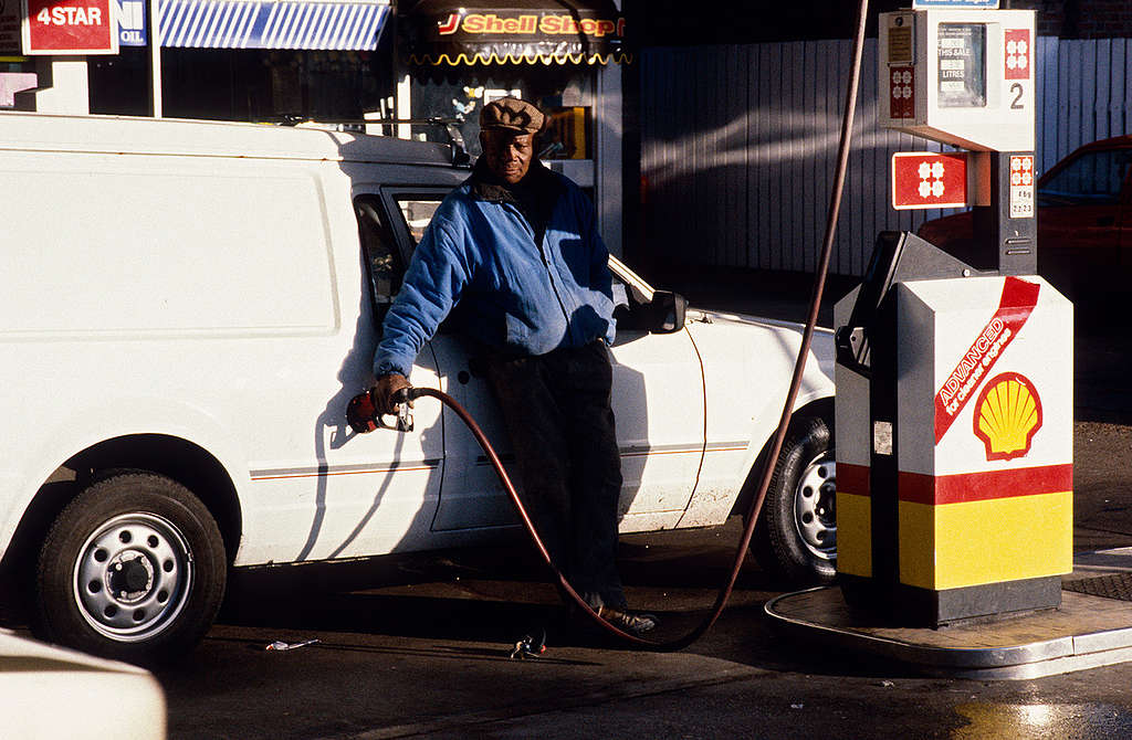 1990年，英國倫敦一個油站為車輛注入含鉛汽油；即使1999年實施禁令，今年有研究指出倫敦空氣仍殘餘鉛毒微粒。 © Greenpeace / Dom Dibbs