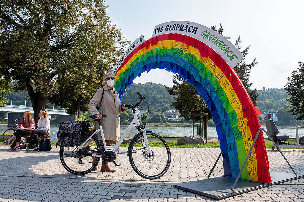 綠色和平行動者在德國科布倫茲響應International Parking Day，將停車場（car park）變身共享公園（park），開拓公共空間的想像與可能。 © Andreas Varnhorn / Greenpeace
