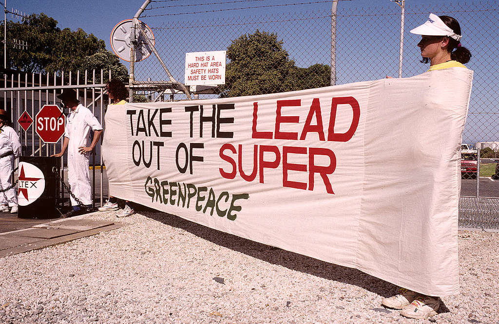 1993年，綠色和平行動者堵截澳洲阿德萊德Port Stanvac煉油廠的出入口，要求石油企業淘汰有毒含鉛汽油。 © Greenpeace / Robert Cartmel