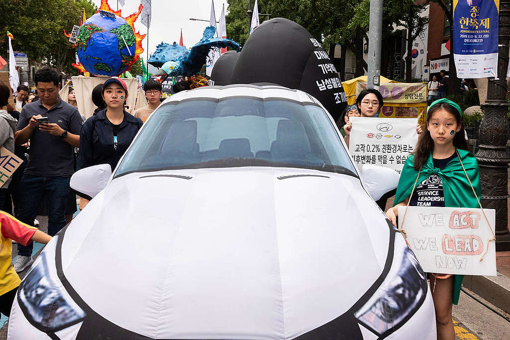 韓國作為汽車生產大國，當地氣候行動者的訴求之一，就是促請企業訂立淘汰內燃機（ICE）汽車時間表。 © K. Chae / Greenpeace
