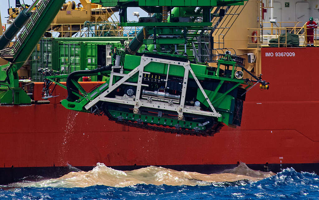 綠色和平彩虹勇士號今年4月直擊採礦企業GSR一次失敗試驗，船隻挖出採礦機器後，海面泛起泥濘一片。 © Marten van Dijl / Greenpeace