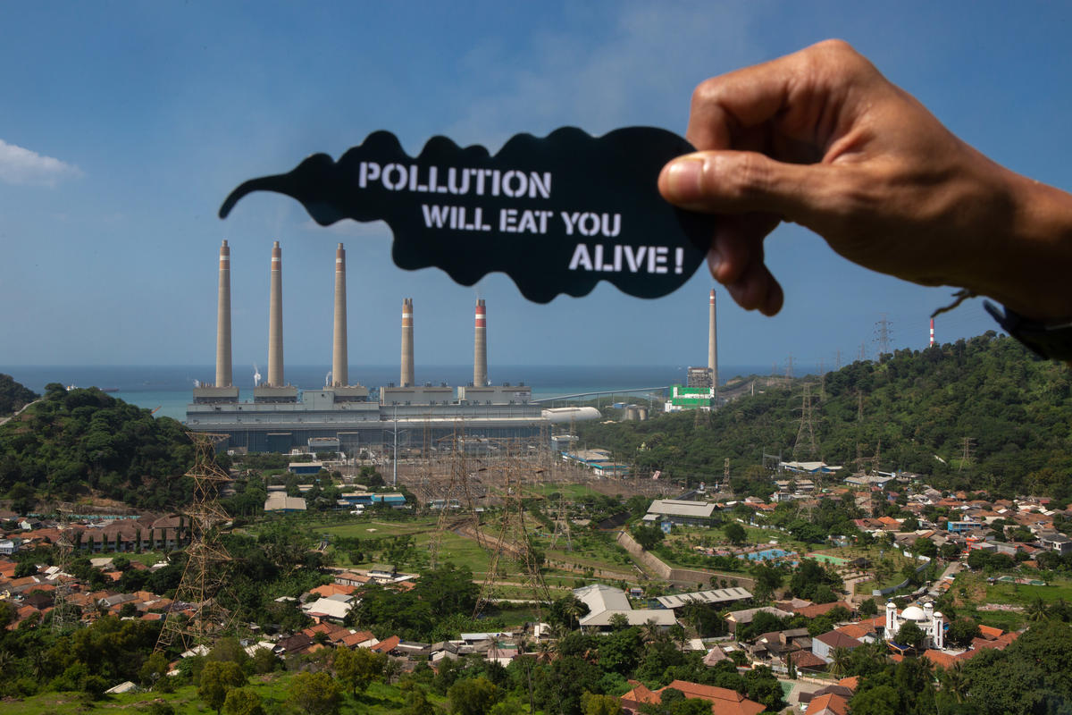 綠色和平印尼辦公室展開的「Clean Air Now（現在就要清新空氣！）」項目行動，透過照片指出國內燃煤電廠林立所引致的空氣污染，是都市隱形殺手。© Rendra Hernawan / Greenpeace