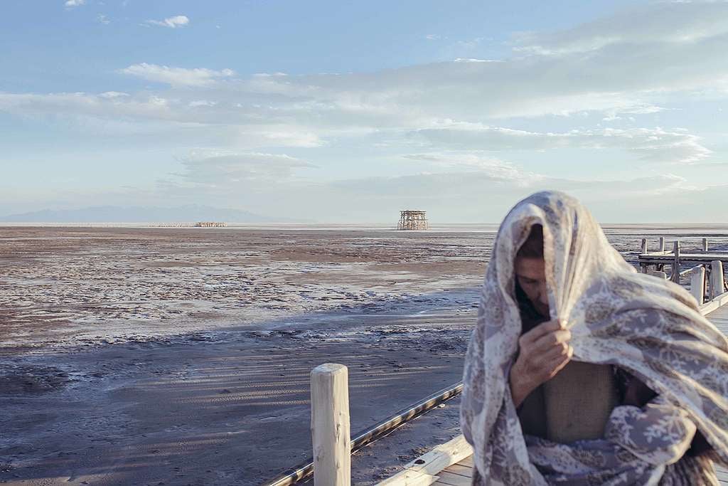 Solmaz的祖母沿着家鄉沙拉夫哈尼港岸邊碼頭散步。15年前，當湖泊還未乾枯，他們一家人時常相約週末湖畔晚餐；攝於2014年。 © Solmaz Daryani