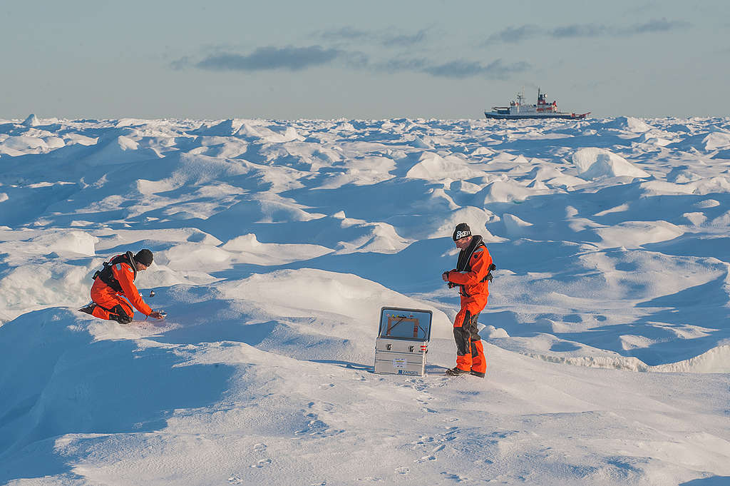 科學家在北冰洋一帶採集積雪樣本，研究北極塑膠污染情況；攝於2017年8月。 © Esther Horvath
