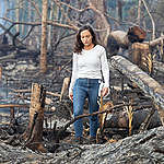 綠色和平巴西辦公室資深森林項目主任Cristiane Mazzetti走進亞馬遜雨林南部剛遭燒毀的現場。© Nilmar Lage / Greenpeace