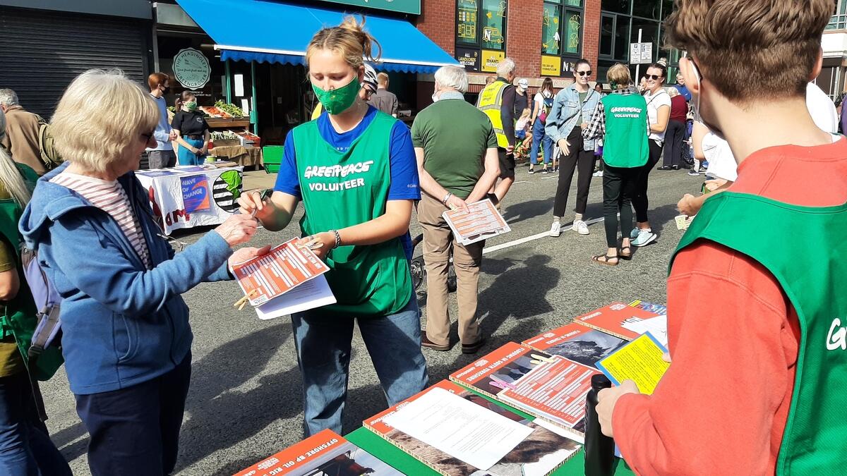 英國：綠色和平行動者於列斯（Leeds）設立公眾攤位，宣揚綠色減碳的生活態度，並邀請群眾結合力量，要求政府領袖以更積極的態度對應氣候危機。© Greenpeace
