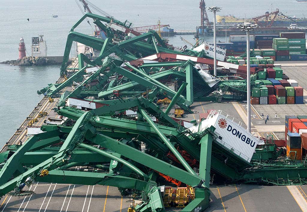 攝於2003年9月15日，距首爾東南約450公里的釜山港，有貨櫃吊臂被強風吹翻。 © REUTERS / Kim Kyung Hoon