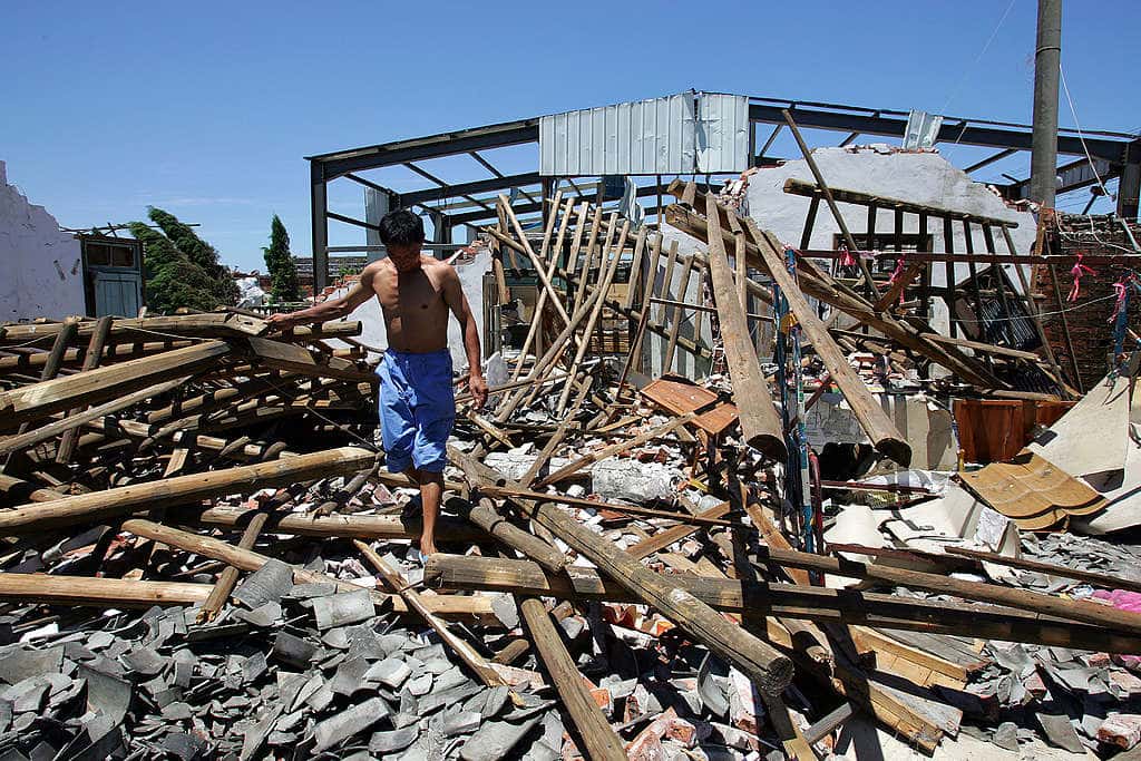 2006年8月13日，浙江省東部一名男子嘗試在已被颱風桑美摧毀的家中尋找個人物品。© REUTERS / Aly Song