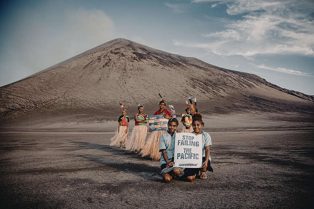 200位瓦努阿圖婦孺以當地一座活火山Mt Yasur為背景，促請各地領袖別再辜負太平洋島民的期望，立即拯救氣候。© Greenpeace