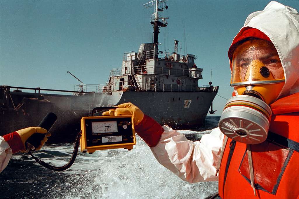 1993年10月18日，綠色和平記錄俄羅斯船TNT27在日本海秘密傾倒核廢料的情況。© Greenpeace / Hiroto Kiryu