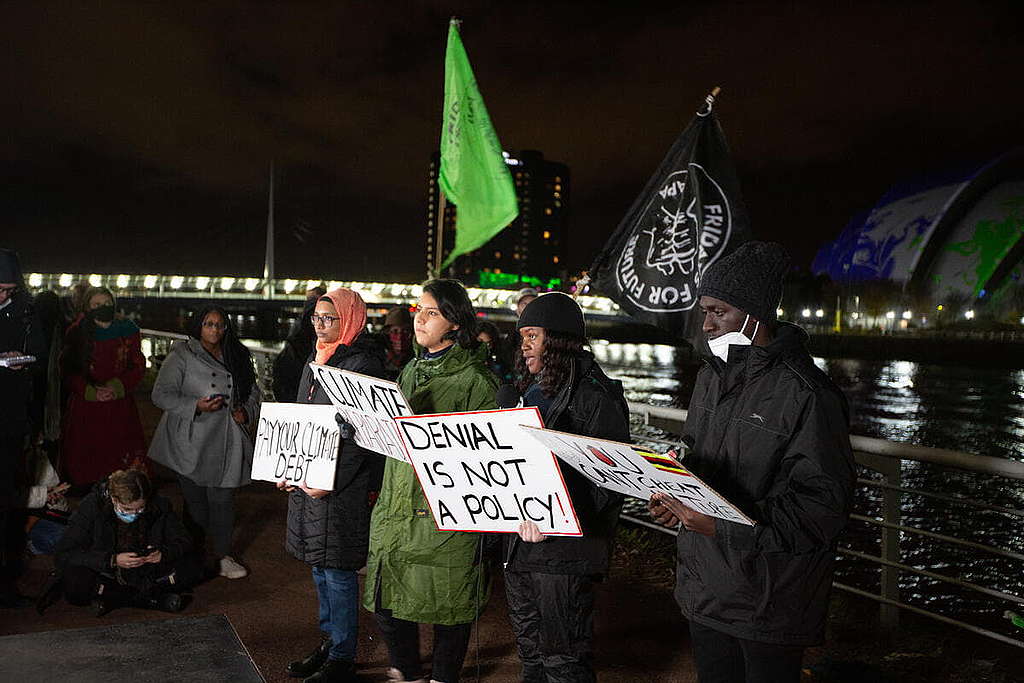 彩虹勇士號在英國時間周一晚上抵達格拉斯哥，4人會合當地氣候行動者共同表達訴求。 © Jeremy Sutton-Hibbert / Greenpeace