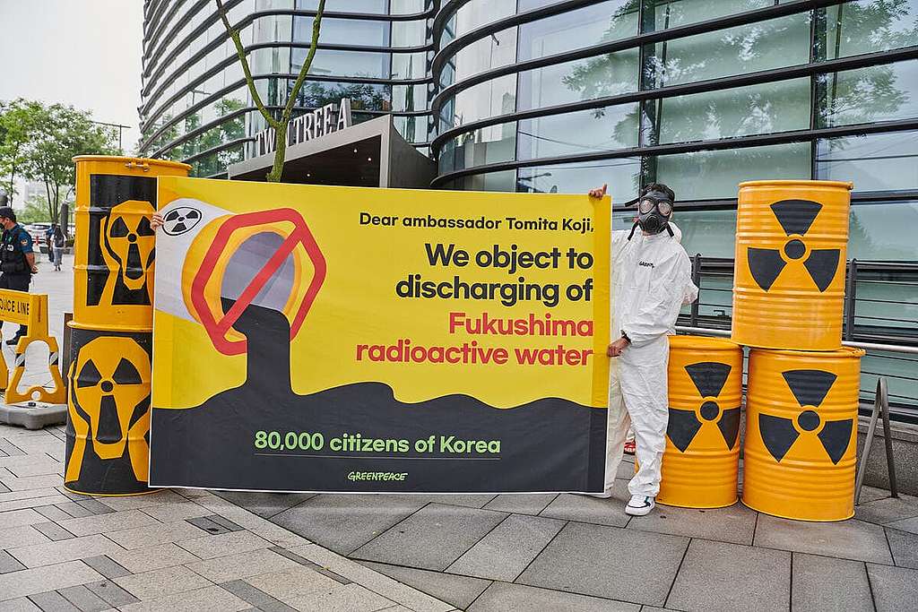 2020年7月30日，綠色和平首爾辦公室向日本駐韓國大使館提交8萬份韓國市民聯署，反對福島排放核廢水。 © Jung-geun Augustine Park / Greenpeace