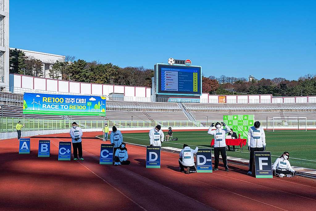綠色和平首爾辦公室行動者在韓國孝昌運動場模擬「減碳100競賽」，促使知名科技企業加快可再生能源轉型步伐。 © Sungwoo Lee / Greenpeace