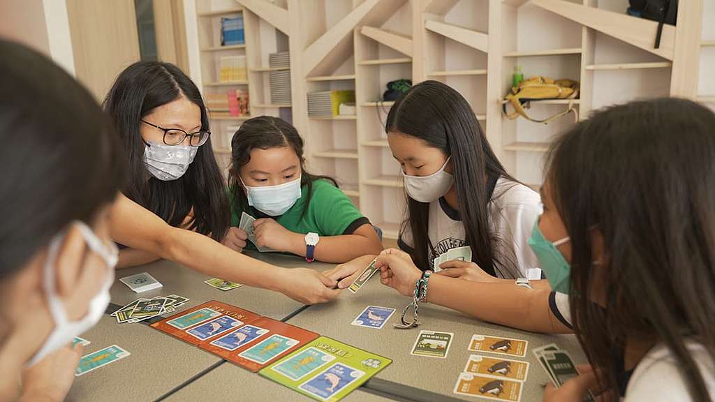 梁老師在遊戲中與學生打成一片，自己亦豐富了香港生態知識。 © Greenpeace