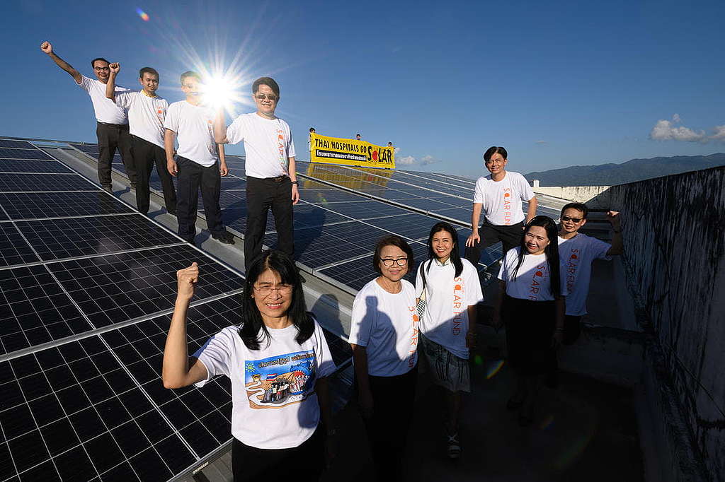 綠色和平同步在社區推動可再生能源解決方案，包括為泰國多間醫院改裝太陽能屋頂，善用空間減低碳排放。 © Roengchai Kongmuang / Greenpeace