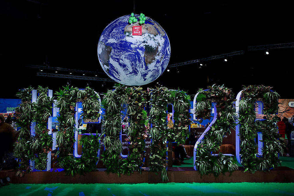 2021年聯合國氣候大會（COP26）的結果溫和、軟弱，綠色和平團隊在會場內展示「非賣品」（Not for Sale）標語，告誡各地領袖切勿一再令拯救氣候淪為空談。 © Emily Macinnes / Greenpeace