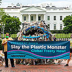 2021年8月，綠色和平美國辦公室的走塑倡議行動巡迴華盛頓，在白宮前向總統拜登表達制定《全球塑膠公約》（Global Plastics Treaty）的訴求。© Tim Aubry / Greenpeace