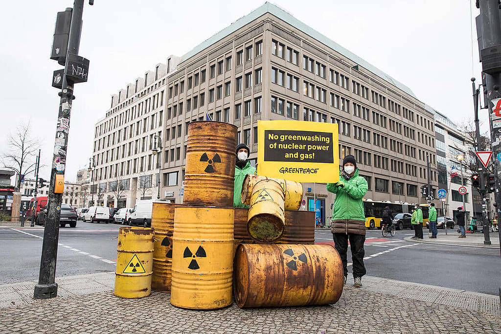 綠色和平德國辦公室行動者，促請德國籍的歐盟委員會主席馮德萊恩（Ursula von der Leyen）勿為核能及天然氣「漂綠」。 © Sina Niemeyer / Greenpeace