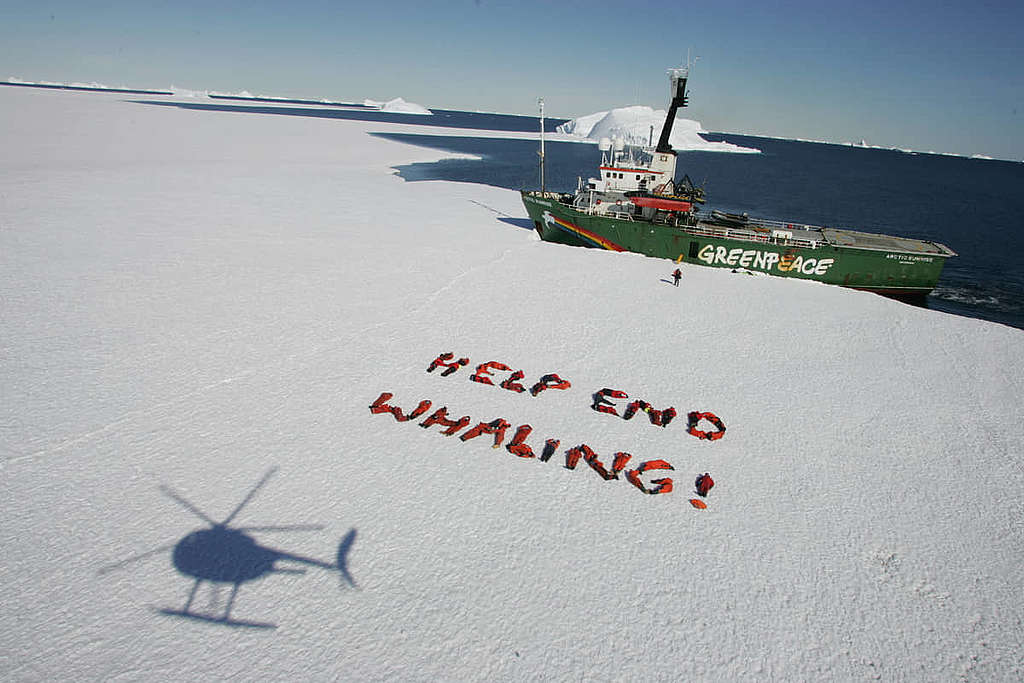 綠色和平船艦極地曙光號（Arctic Sunrise）及希望號的船員，完成為期兩個月的日本反捕鯨行動後，以身體在南極冰層砌成「伸出援手終結捕鯨」字樣。（2005） © Greenpeace / Jeremy Sutton-Hibbert