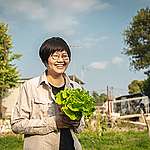 綠色收成，譚穎琳Leanne與自家種植的生菜。© Chilam Wong / Greenpeace