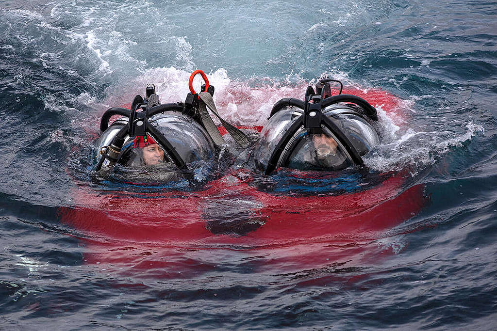 南極生物學家Susanne Lockhart博士（左）與擔任潛水艇駕駛員的綠色和平美國辦公室海洋項目主管John Hocevar，完成南緯65度科研任務。 © Marizilda Cruppe / Greenpeace