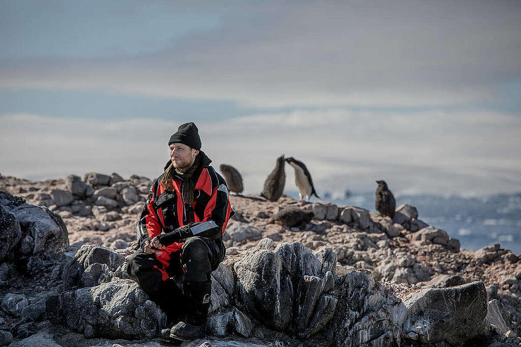 歌手Novo Amor年初加入綠色和平守護海洋之旅，在南極現場演繹一曲《State Lines》，邀請聽眾一同守護海洋。© Tomás Munita / Greenpeace
