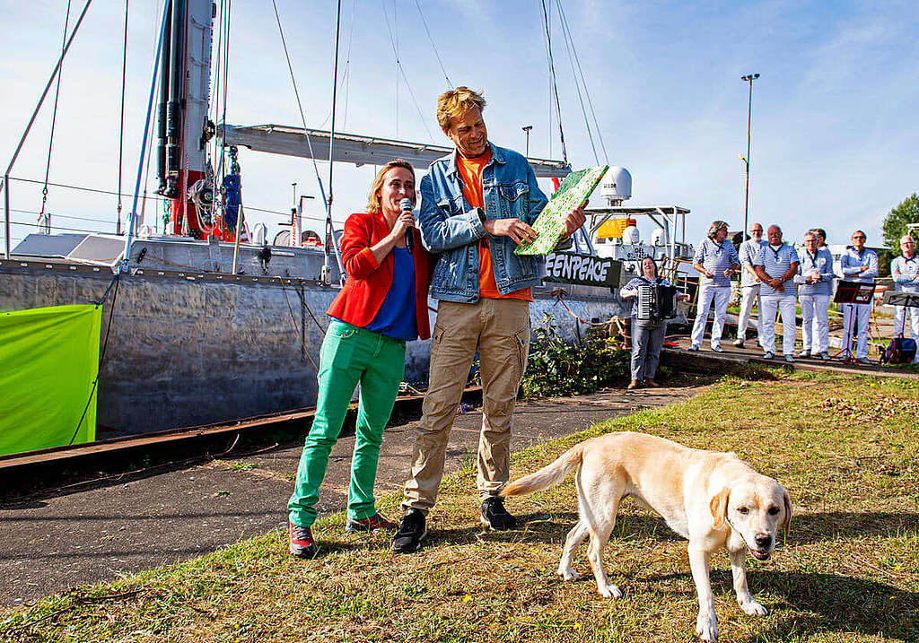 見證者號去年9月於南非開普敦舉行簡單「下水禮」，綠色和平荷蘭辦公室Anna Schoemakers（左）執行總監並向捐贈船隻的支持者Dim Gerritse致送紀念狀。 © Marten van Dijl / Greenpeace