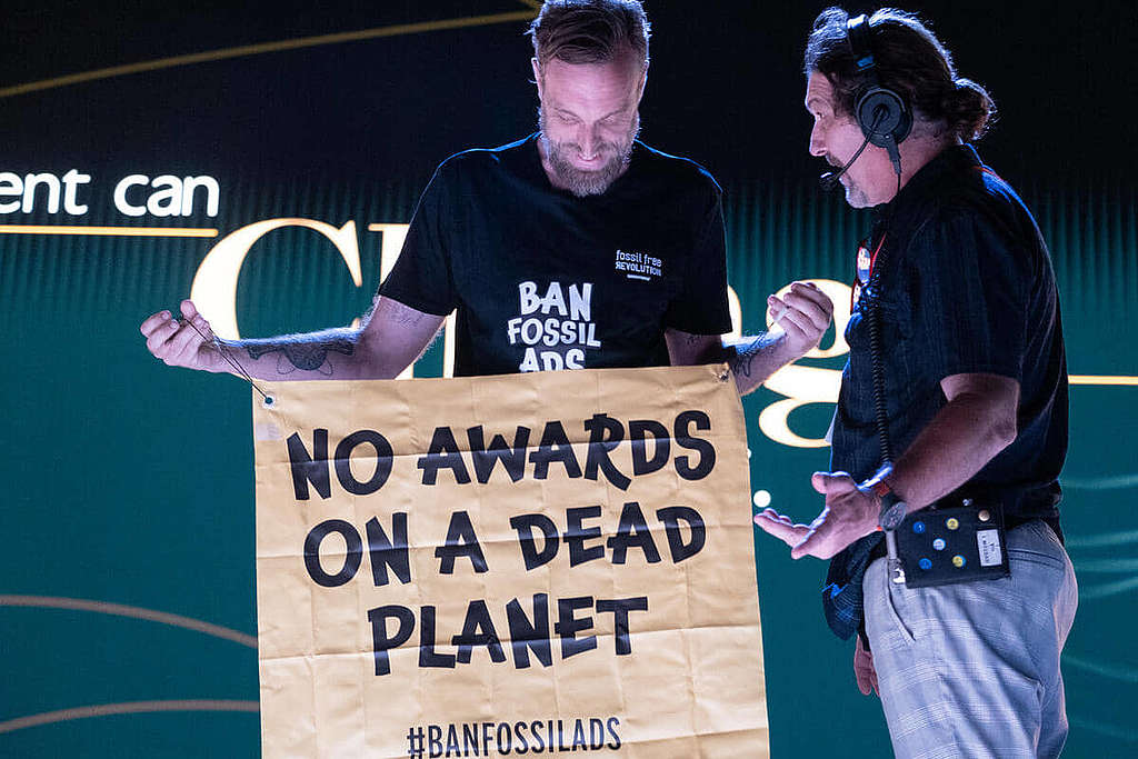 康城國際創意節前評審及兩屆獎項得主 Gustav Martner （左），帶同標語走上開幕禮舞台，促請廣告界同儕正視漂綠禍害。 © Greenpeace