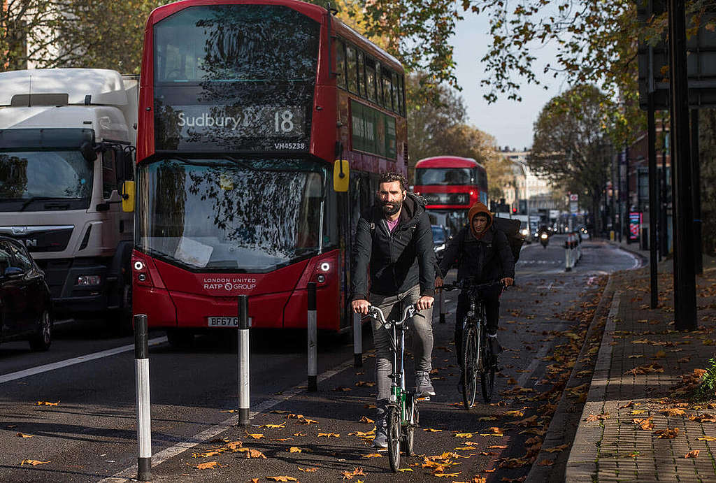 英國倫敦部份路段設有「單車專用線」，仍有約3成市民以私家車為主要代步工具；研究指出「四天工作周」有助減少汽車相關碳排放。 © Elizabeth Dalziel / Greenpeace