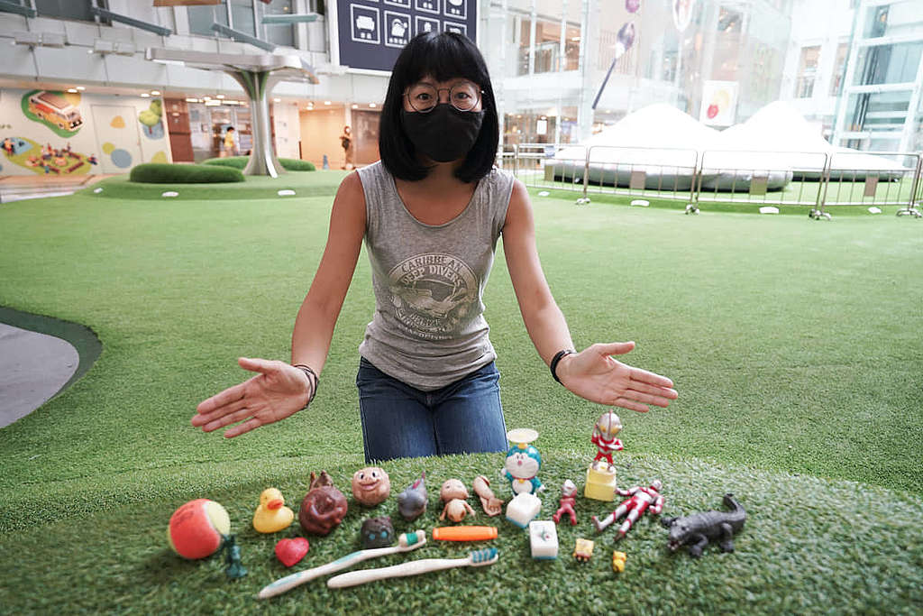 項目負責人Yeungs向記者展示今次展覽的展品，當中包括不少塑膠玩具。 © ABCAT / Greenpeace