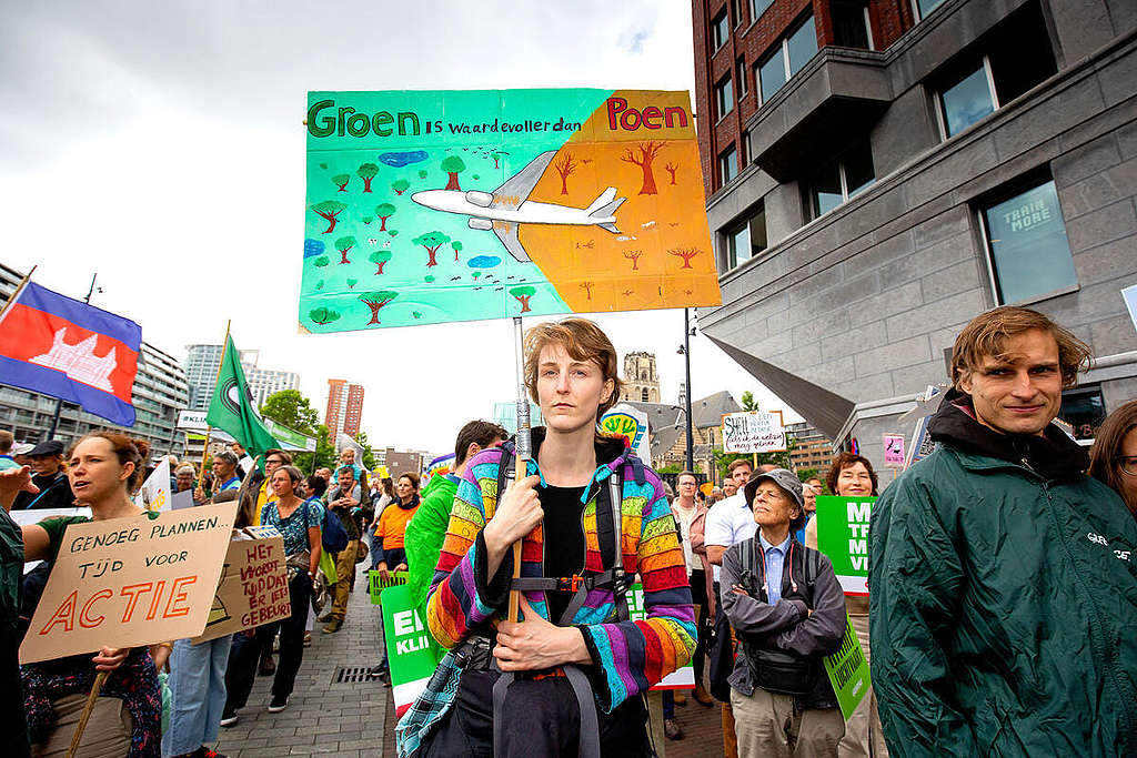 「金錢買不到健康」的老生常談，同樣適用於地球環境── 2022 年 6 月 19 日，數以千計民眾參與荷蘭鹿特丹的氣候遊行，表達制訂更進取氣候政策的訴求。 © Bart Hoogveld / Greenpeace