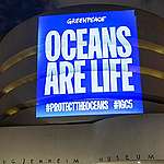 聯合國舉行海洋會議 IGC5 期間，2022 年 8 月 21 日綠色和平的燈影行動，將海洋就是生命之源（Oceans Are Life）的訊息，投射到紐約地標古根漢博物館外牆，要求各地代表拯救海洋，協議訂立《全球海洋公約》，盡力保護海洋。© POW / Greenpeace