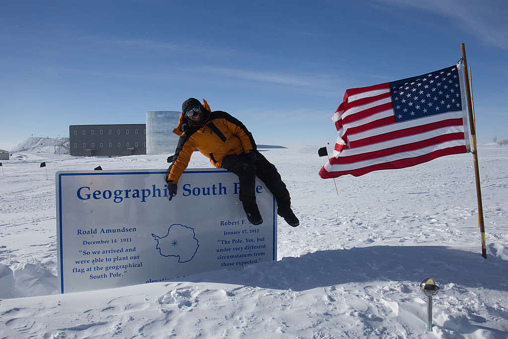 地理南極的標誌介紹了兩位著名南極探險家 Roald Amundsen 與 Robert Falcon Scott；而美國國旗下方，則是越冬人員設計的南極標記。 © Wilson Cheung