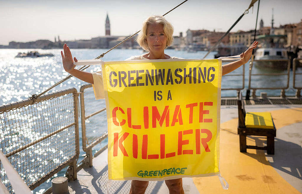 2022 年 5 月，奧斯卡影后 Emma Thompson 隨彩虹勇士號前往威尼斯，聲援歐洲公民倡議（ECI）行動，要求在歐盟境內禁止刊登化石能源廣告及商業贊助。© Greenpeace / Lorenzo Moscia