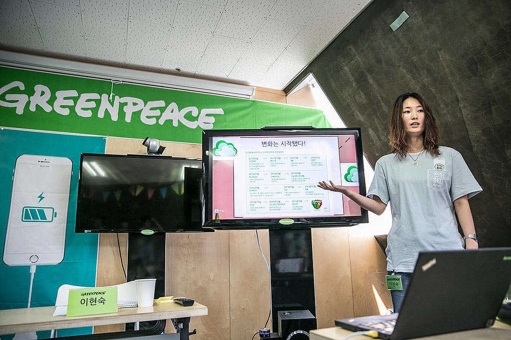 綠色和平首爾辦公室 2015 年初次發表韓國 7 大科技及互聯網企業的綠電「成績表」，踏出倡議 Samsung 能源轉型的第一步。 © Jean Chung / Greenpeace