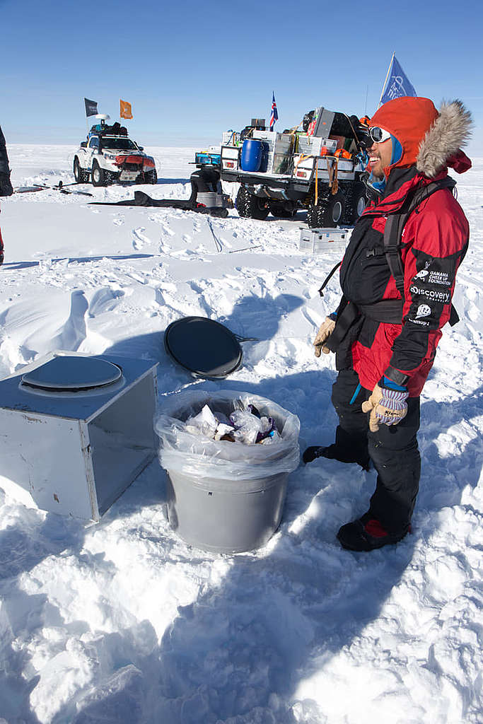 探險隊不能在南極留下任何東西，必須把大小二便和垃圾帶走。（在一個月的遠征裡，只有我一人願意處理團隊的廢物）。 © Wilson Cheung