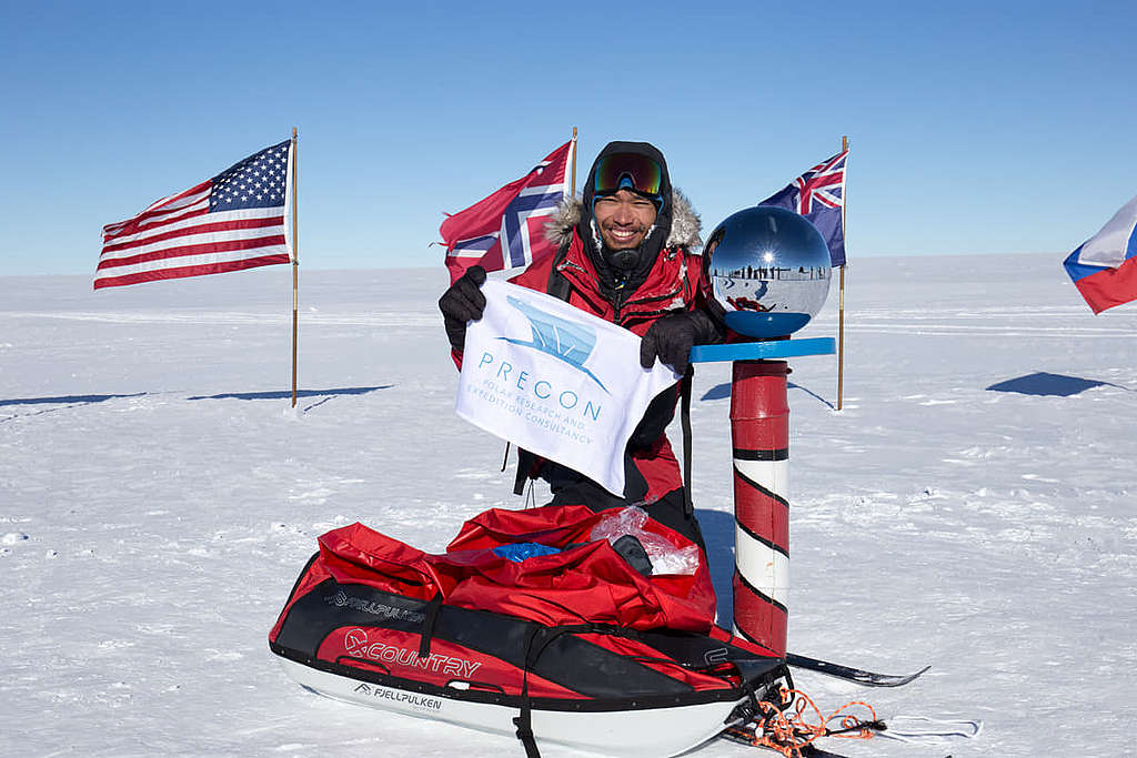 花上一個月滑雪到在南極點美國科學站（阿蒙森-斯科特南極站）旁邊的儀式南極點。 © Wilson Cheung