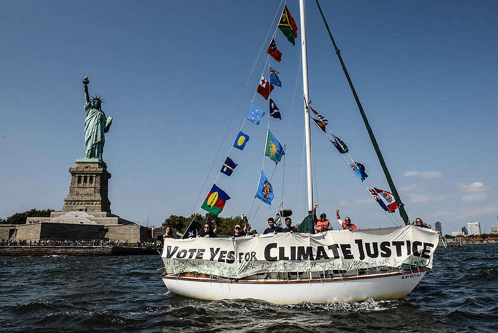 為氣候公義投贊成票！綠色和平等友好團體及氣候行動者組成船隊巡航紐約自由神像，促請各國支持伸張公義。© Stephanie Keith / Greenpeace