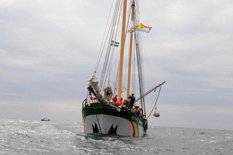 2009 年綠色和平北歐辦公室守護海洋團隊駕駛船艦 Beluga II，開赴瑞典 Kattegatt 海域，在Fladen 和 Lilla Middelgrund 兩個海洋保護區作出砸巨石行動。 © Christian Åslund / Greenpeace
