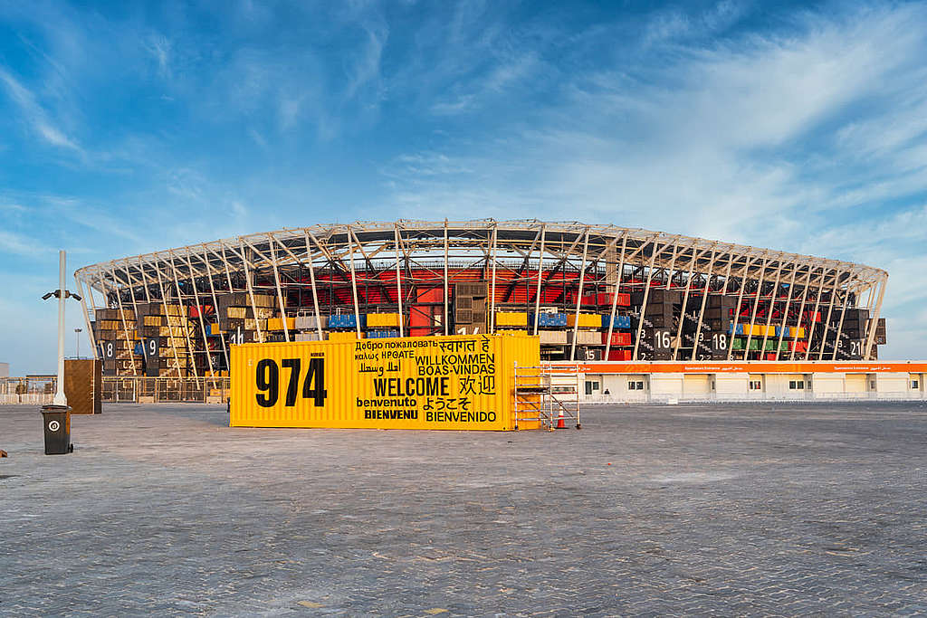 Stadium 974 由 974 個回收貨櫃及鋼材搭建而成，屬世界盃歷史上首個「可拆卸」場館，亦被視為卡塔爾世盃的環保地標。© Fitria Ramli / Shutterstock