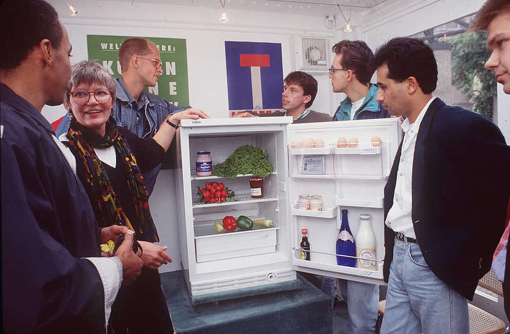 1992 年，綠色和平聯同德國科學家合作研發的 Greenfreeze 環保製冷雪櫃，首次於法蘭克福的環境博覽展出，時至今日持續為修復臭氧層作出貢獻。 © Markus Kratz / Greenpeace