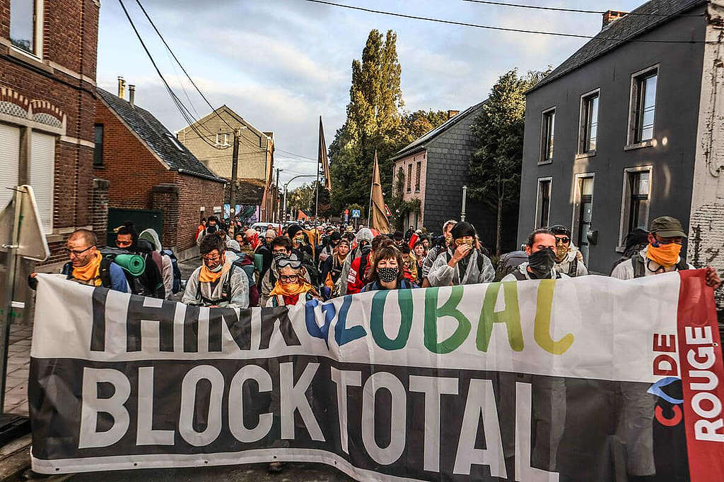 數以千計比利時居民響應「紅色警戒」行動，就加劇氣候危機向道達爾石油問責。 © Johanna de Tessières / Greenpeace