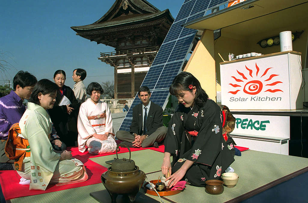 COP3 氣候會議 1997 年於日本京都召開，綠色和平在會場外設立「太陽能廚房」並示範傳統茶道，展示可再生能源減少溫室氣體排放的潛能。© Greenpeace / Hiroto Kiryu