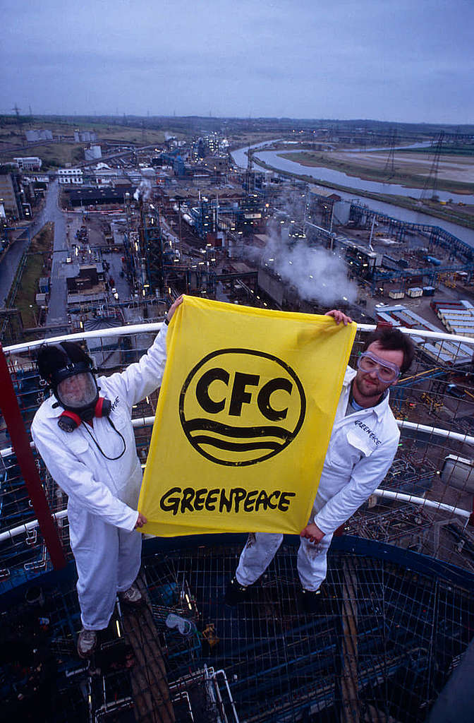 1990 年，綠色和平行動者登上英國化工企業 ICI 工廠，促請這間「世界級臭氧破壞者」停止量產消耗臭氧層物質之一氟氯化碳（CFCs）。 © Greenpeace / Alan Greig