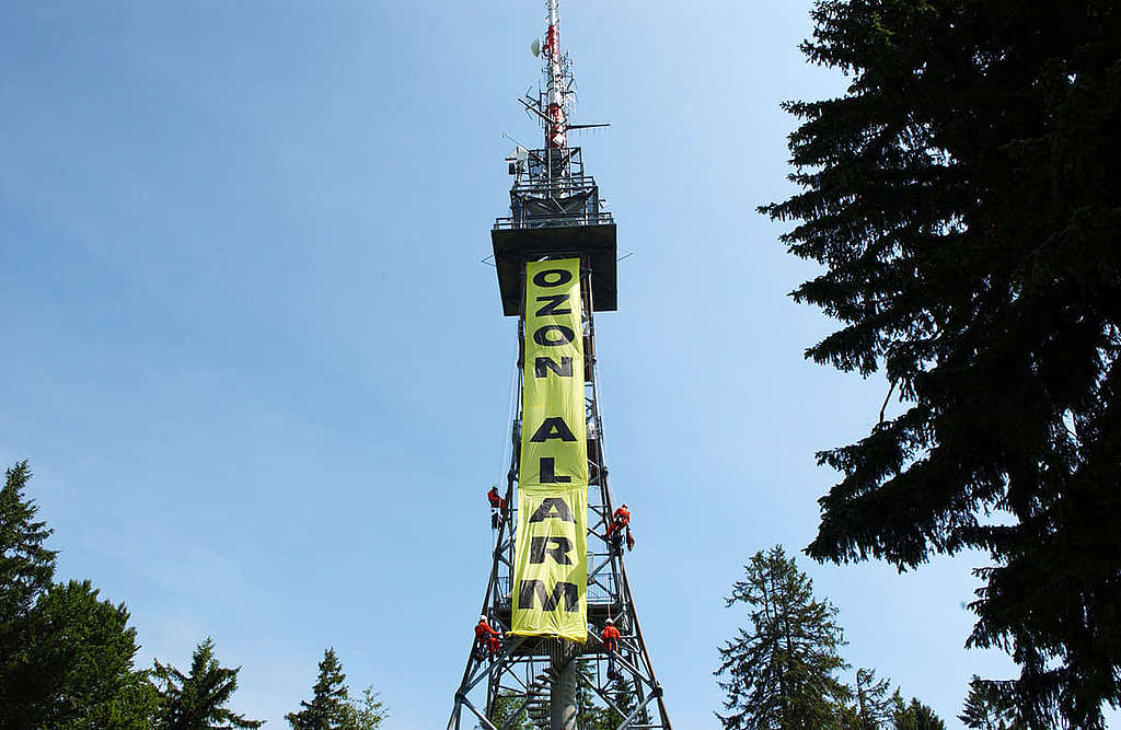 「臭氧喪鐘」過去幾十年成為最受矚目的環保議題之一：2005 年，綠色和平行動者於瑞士Bachtel Tower 發起攀爬行動，促請各地持續關注臭氧層破損問題。 © Greenpeace / Ex-Press / Michael Würtenberg