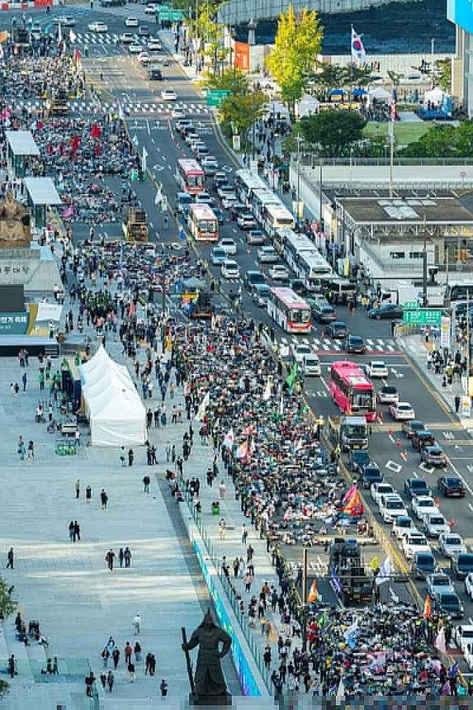 2022 年 9 月 24 日，超過 35,000 位民眾及 400 個公民團體於韓國首爾參與氣候遊行，促請政府加快應對氣候危機，守護環境與下一代未來。 © Sungwoo Lee / Greenpeace